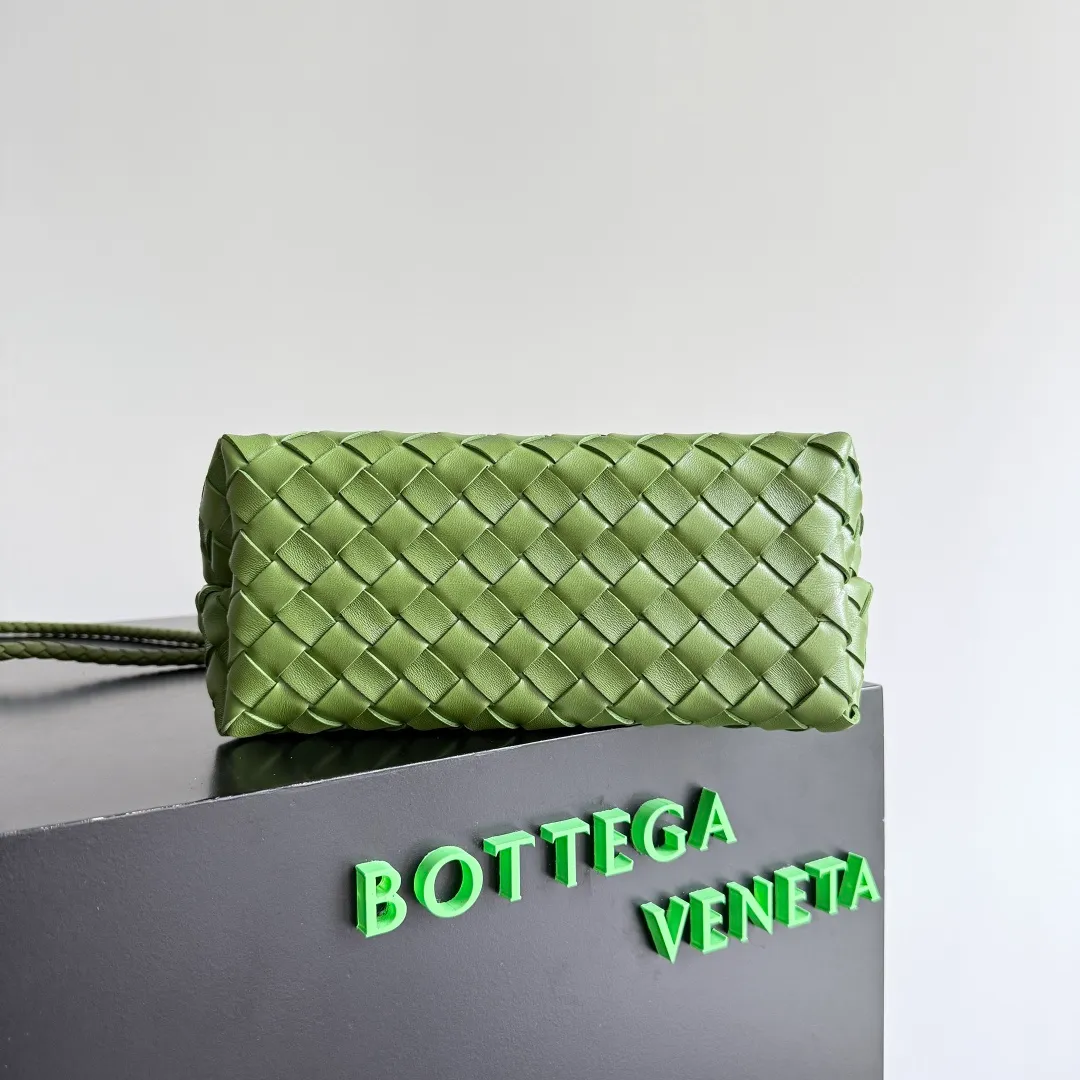 The 2023 new Andiamo batch of 1860 BV has been shipped‼ ️Really popular🔥The new Andiamo woven handbag launched by Bottega Veneta this season is really popular all over the world! ! Celebrities at home and abroad have worn it, and Oscar-winning actress Michelle Yeoh has taken it out on the street. Song Jia, Trai Yara, Yu Feihong, Sanji Ayaka, Rosie Hunting-Whiteley, Yoshioka Riho, etc. have all picked up this bag. It is classic and versatile, showing off its temperament, and the bag capacity is also large, which is very convenient for daily commuting! ! A variety of carrying methods, the shoulder straps can be adjusted by yourself, the original lambskin feels soft and delicate, and the unisex style breaks gender boundaries and brings a more practical and longer-lasting use experience. Andiamo, which has both elegant and casual styles, perfectly interprets the true appearance of "fashionable old money style". Style number: 743568 Size: 25*22*10.5cm
